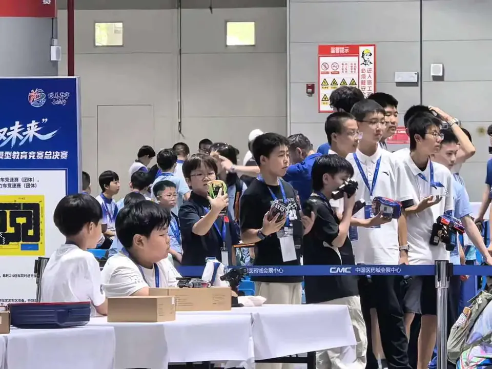 “驾驭未来”全国青少年车辆模型教育竞赛公开配图